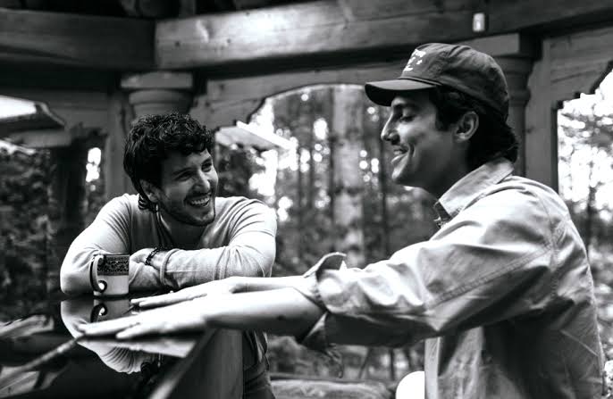 Sebastián Yatra lanza el emotivo video de “Templo de Piceas” junto a Humbe. Sebastián Yatra lanza el emotivo video de “Templo de Piceas” junto a Humbe.